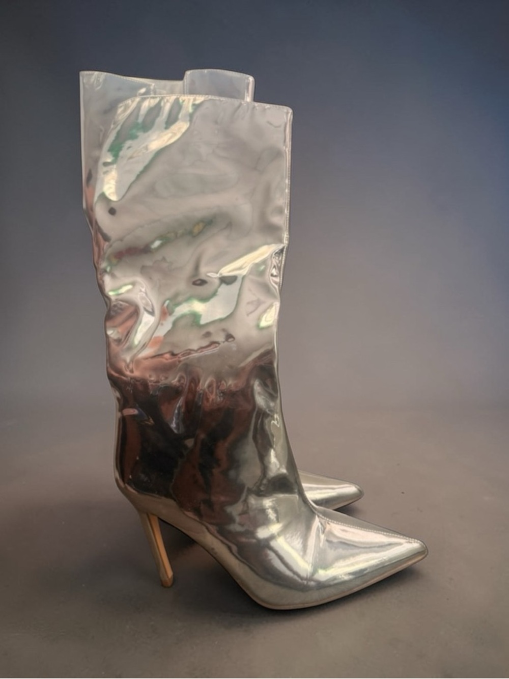 Size 8 / Silver Metallic Pointed-Toe Women's Knee Boots